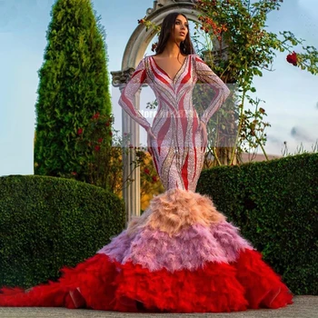 Strålende Farverige V-Hals Havfrue Kjole Til Aften I Lange Ærmer Gulv-Længde Red Beaded Pailletter Fjer Saudi-Arabien Prom Dress