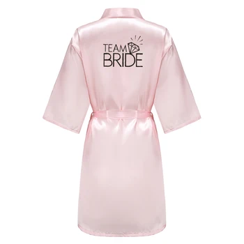 Bryllupsfest Team Bruden Kjole Med Sorte Bogstaver Kimono Satin Pyjamas Brudepige Rose Gold Lyserød Morgenkåbe