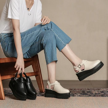 Baotou sandaler kvinder er sommer 2021 nye stil fe spænde højhælede wedge-hæl platform platform Romerske sko